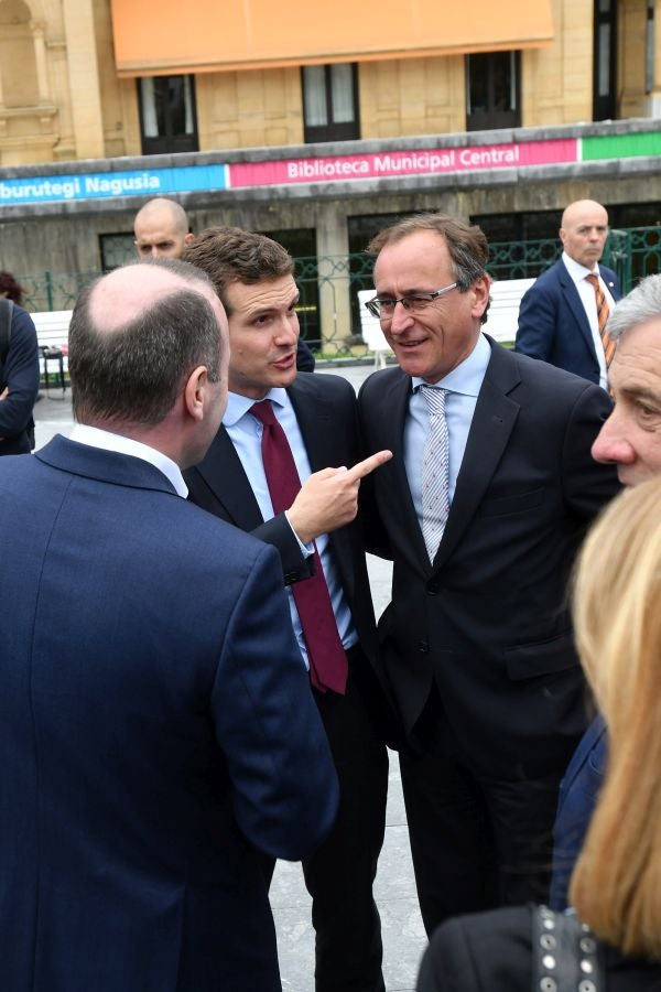 Casado, junto a Alonso, Weber y Tajani, ha realizado una ofrenda floral junto al monolito que recuerdas a las víctimas de ETA y realizado un minuto de silencio que solo se ha roto con el aplauso de decenas de personas que han acercado hasta Alderdi Eder