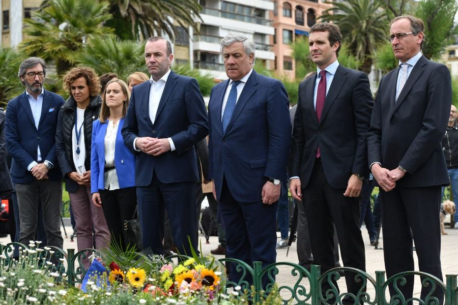 Casado, junto a Alonso, Weber y Tajani, ha realizado una ofrenda floral junto al monolito que recuerdas a las víctimas de ETA y realizado un minuto de silencio que solo se ha roto con el aplauso de decenas de personas que han acercado hasta Alderdi Eder