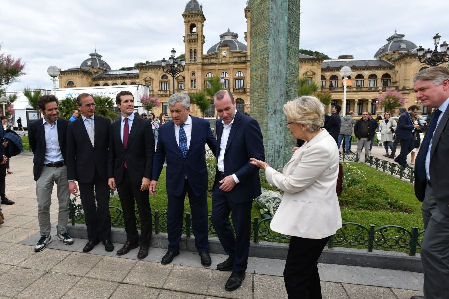 Casado, junto a Alonso, Weber y Tajani, ha realizado una ofrenda floral junto al monolito que recuerdas a las víctimas de ETA y realizado un minuto de silencio que solo se ha roto con el aplauso de decenas de personas que han acercado hasta Alderdi Eder
