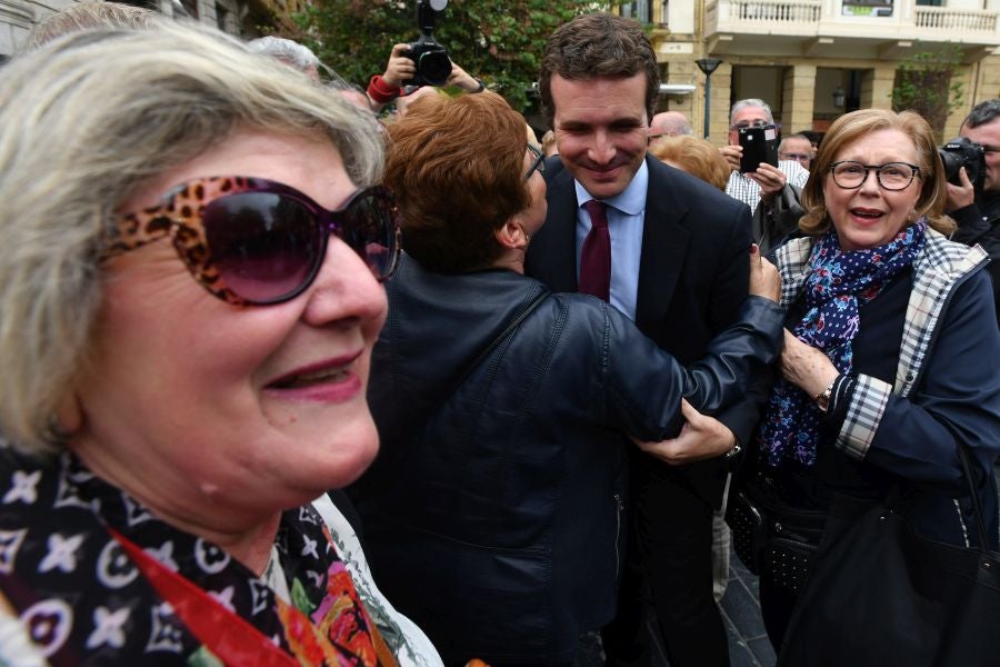 Casado, junto a Alonso, Weber y Tajani, ha realizado una ofrenda floral junto al monolito que recuerdas a las víctimas de ETA y realizado un minuto de silencio que solo se ha roto con el aplauso de decenas de personas que han acercado hasta Alderdi Eder