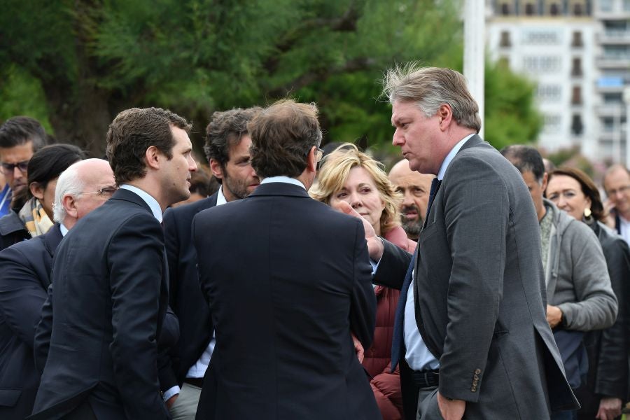 Casado, junto a Alonso, Weber y Tajani, ha realizado una ofrenda floral junto al monolito que recuerdas a las víctimas de ETA y realizado un minuto de silencio que solo se ha roto con el aplauso de decenas de personas que han acercado hasta Alderdi Eder
