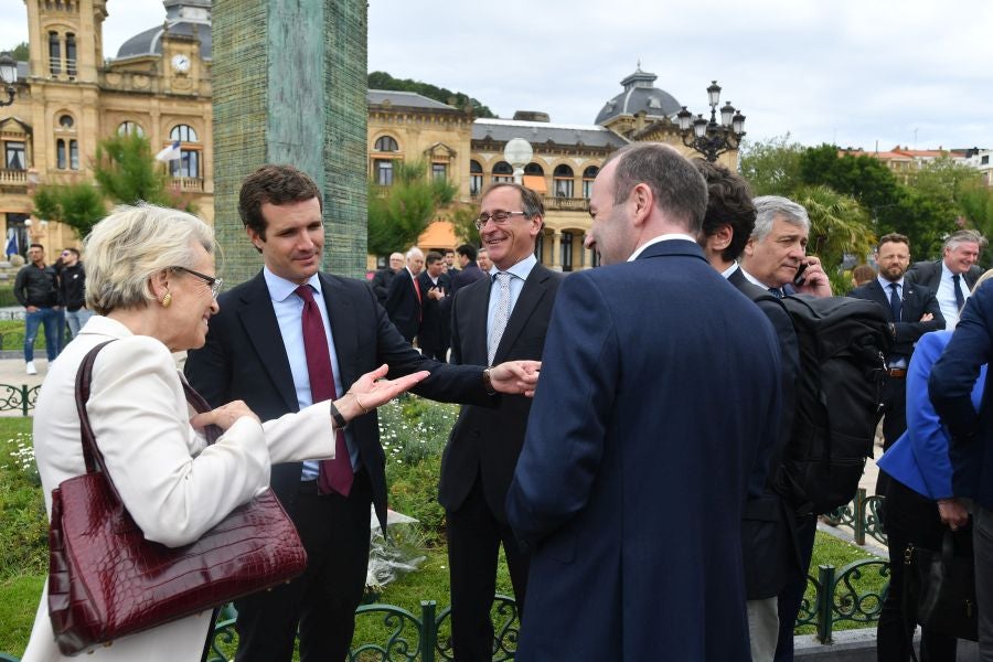 Casado, junto a Alonso, Weber y Tajani, ha realizado una ofrenda floral junto al monolito que recuerdas a las víctimas de ETA y realizado un minuto de silencio que solo se ha roto con el aplauso de decenas de personas que han acercado hasta Alderdi Eder