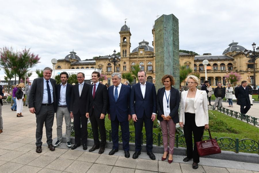 Casado, junto a Alonso, Weber y Tajani, ha realizado una ofrenda floral junto al monolito que recuerdas a las víctimas de ETA y realizado un minuto de silencio que solo se ha roto con el aplauso de decenas de personas que han acercado hasta Alderdi Eder