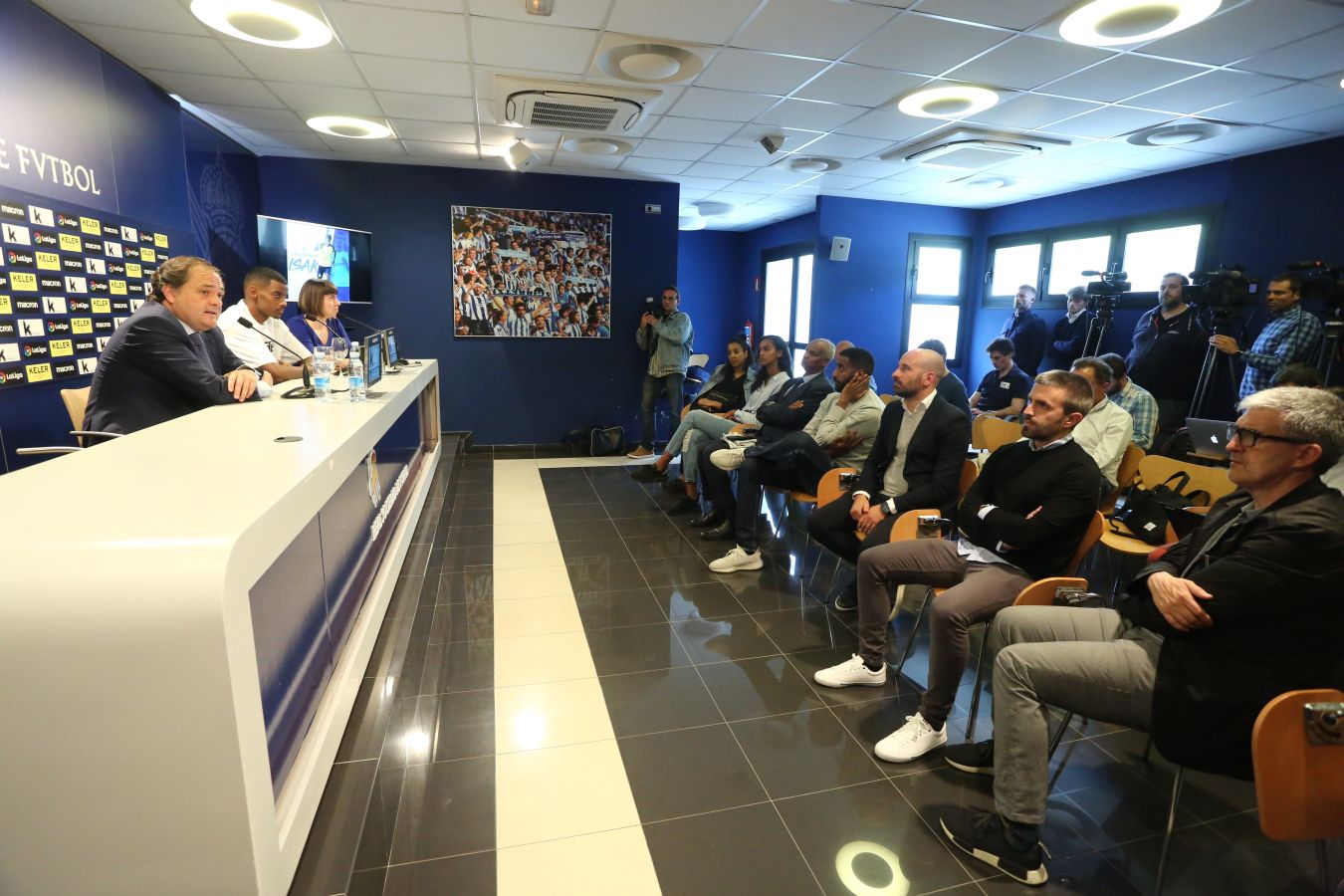 El delantero sueco firma hasta 2024. La Real Sociedad ha aprovechado su presentación para dar a conocer su nueva equipación para la temporada 2019/20