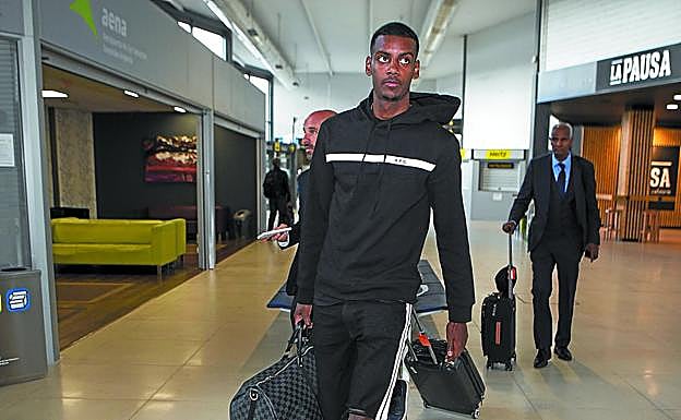 Alexander Isak, a su llegada al aeropuerto de Hondarribia ayer por la tarde.