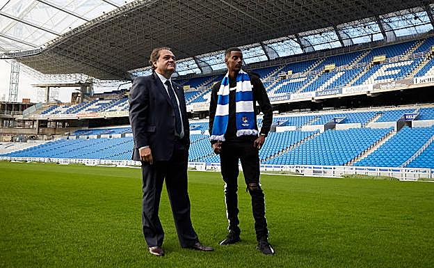 Isak y Aperribay, en Anoeta tras firmar el contrato