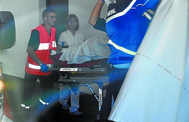 Sanitarios llegan con Chris Froome al hospital de Roane, a donde fue trasladado en primera instancia antes de ser evacuado a Saint-Etienne. 