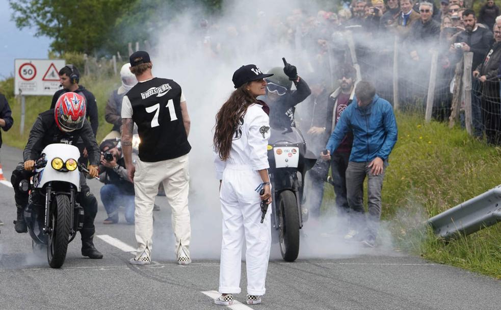 Las motos rugen, los tubos de escape escupen humo; en cuanto se oiga el disparo, ¡aceleración en Punk's Peak!, Jaizkibel, Hondarribia. :
