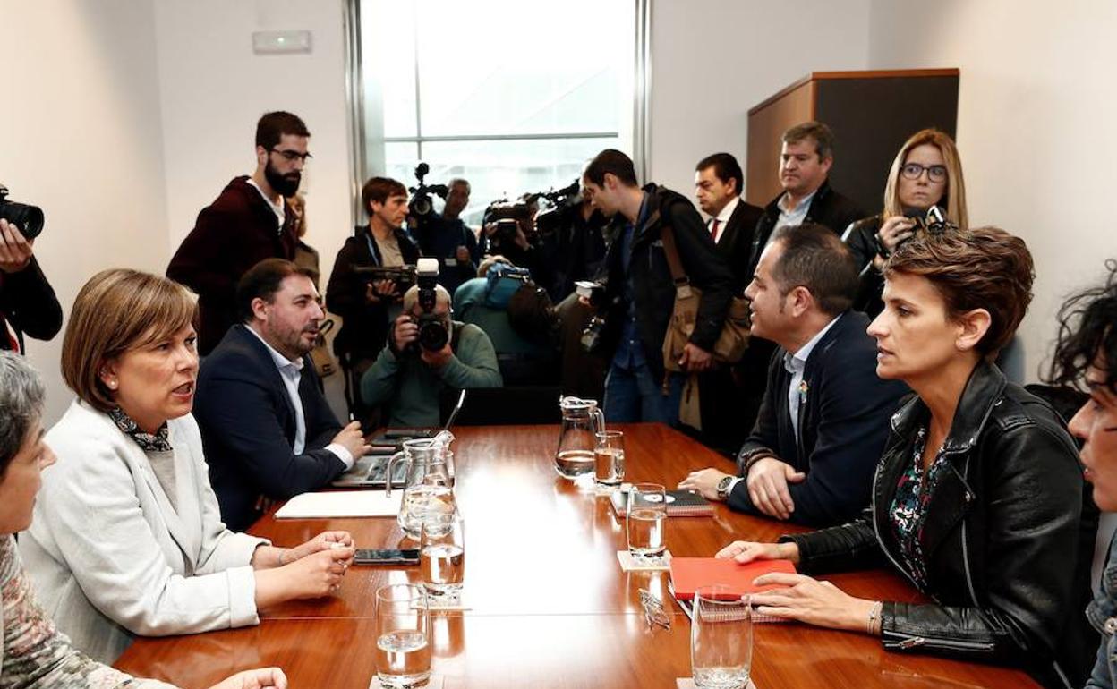 La secretaria general del PSN, María Chivite (izquierda), y la presidenta de Navarra y líder de Geroa Bai, Uxue Barkos, durante reunión sobre el futuro gobierno foral. 