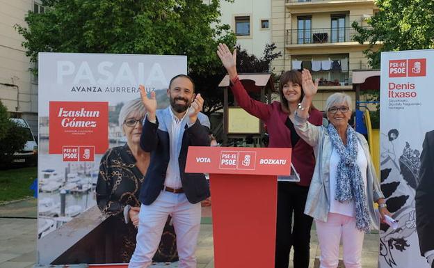 Denis Itxaso, Idoia Mendia e Izaskun Gómez, durante la pasada campaña electoral en Pasaia. 