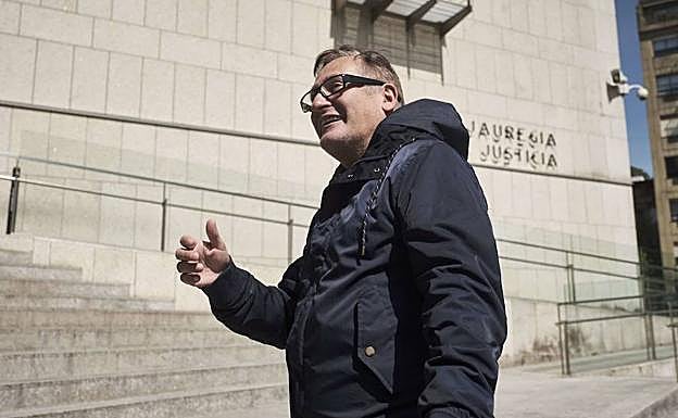 Mariano Camio ante los juzgados de San Sebastián para asistir al juicio en abril pasado. 