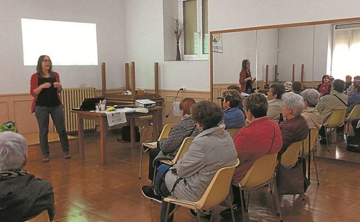 Ponente. Cristina Rodríguez, durante la charla ofrecida en Iratzarri.