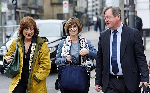 Cristina Uriarte, Nekane Murga y el consejero de cultura y política lingüística, Bingen Zupiria se dirigen al pleno de control que se ha celebrado esta mañana en la Cámara Vasca.