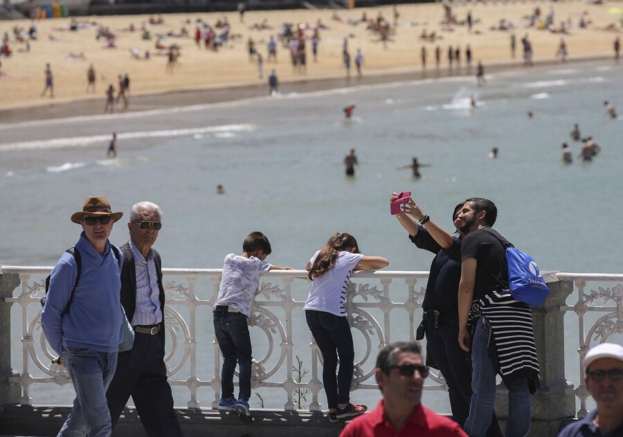 El sol y el calor han llegado a Donostia. Los vecinos de la localidad han aprovechado el cambio de temperatura para pasear por la Concha.