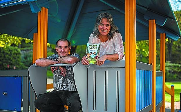 Julio Santos y Patricia Pérez, en el parque infantil de Cristina Enea. 