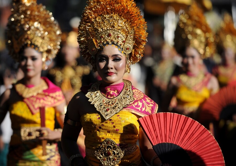 Durante unos días Bali se llena de flores, bailes y música para celebrar el Festival de Arte. Así, los vecinos de lo isla se visten con los trajes tradicionales y recuerdan una parte de su pasado.
