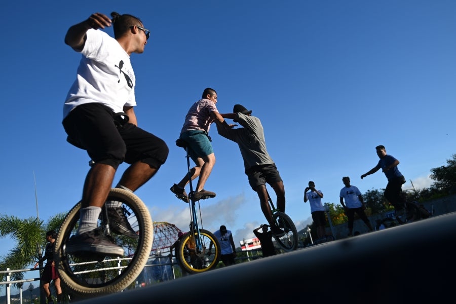 El parque 'El Principito' de San Salvador acoge diversas actividades entre las que se encuentran los divertidos malabaristas, que celebran el Día Internacional del Malabarismo.