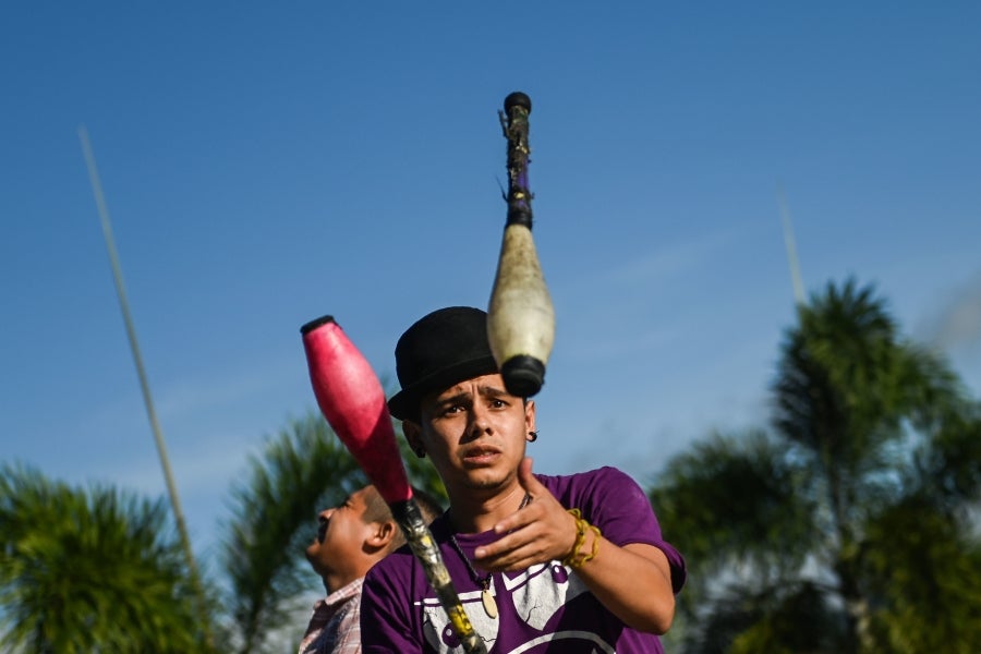 El parque 'El Principito' de San Salvador acoge diversas actividades entre las que se encuentran los divertidos malabaristas, que celebran el Día Internacional del Malabarismo.