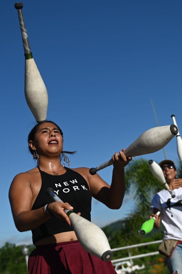 El parque 'El Principito' de San Salvador acoge diversas actividades entre las que se encuentran los divertidos malabaristas, que celebran el Día Internacional del Malabarismo.