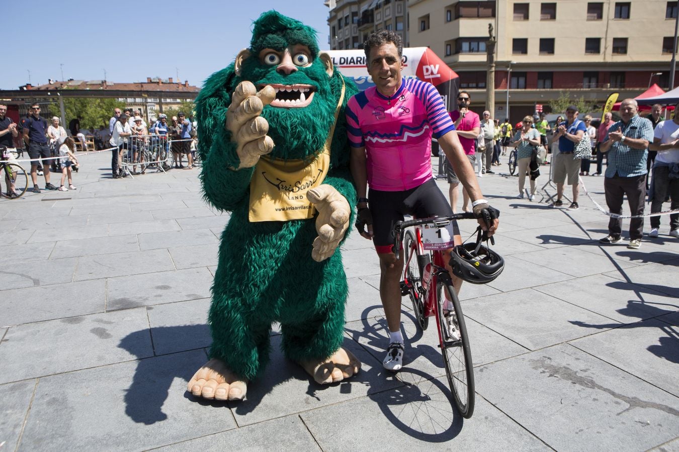 El Club Ciclista Irunés ha organizado este domingo la X Marcha Ciclosturista Juanma Garate, en la que ha participado entre otros muchos ciclistas Miguel Indurain.