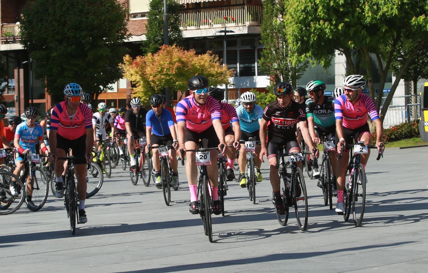 El Club Ciclista Irunés ha organizado este domingo la X Marcha Ciclosturista Juanma Garate, en la que ha participado entre otros muchos ciclistas Miguel Indurain.