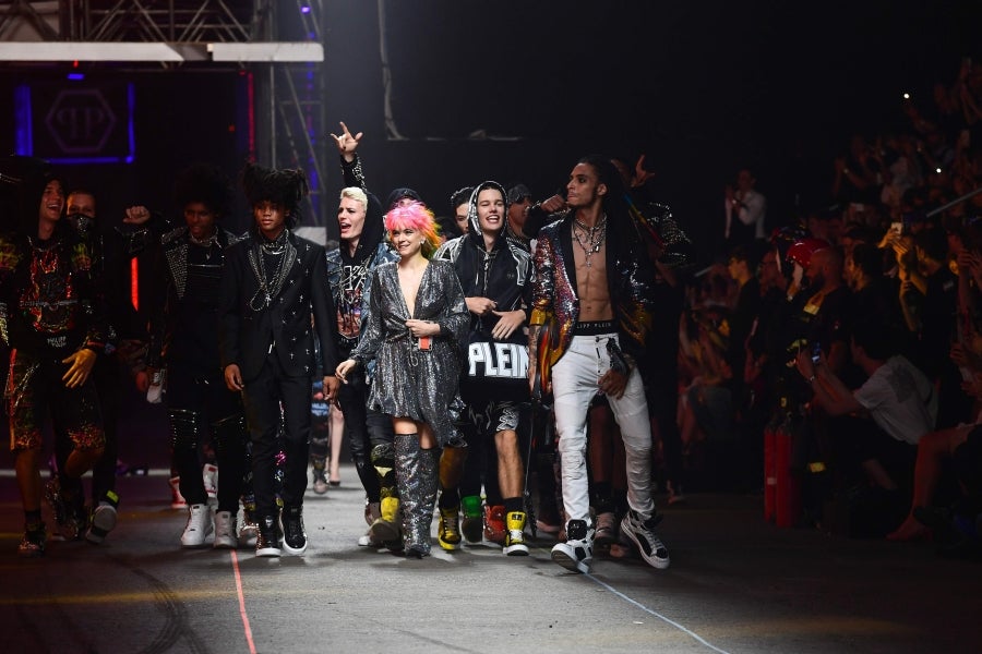 El diseñador Philipp Plein no deja a nadie indiferente con sus creaciones y puestas en escena. En su último desfile, el alemán ha querido dejar huella, de fuego y ceniza, y marcar un antes y después en Milan, la ciudad de la moda italiana.