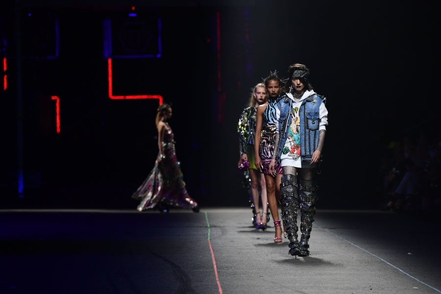 El diseñador Philipp Plein no deja a nadie indiferente con sus creaciones y puestas en escena. En su último desfile, el alemán ha querido dejar huella, de fuego y ceniza, y marcar un antes y después en Milan, la ciudad de la moda italiana.