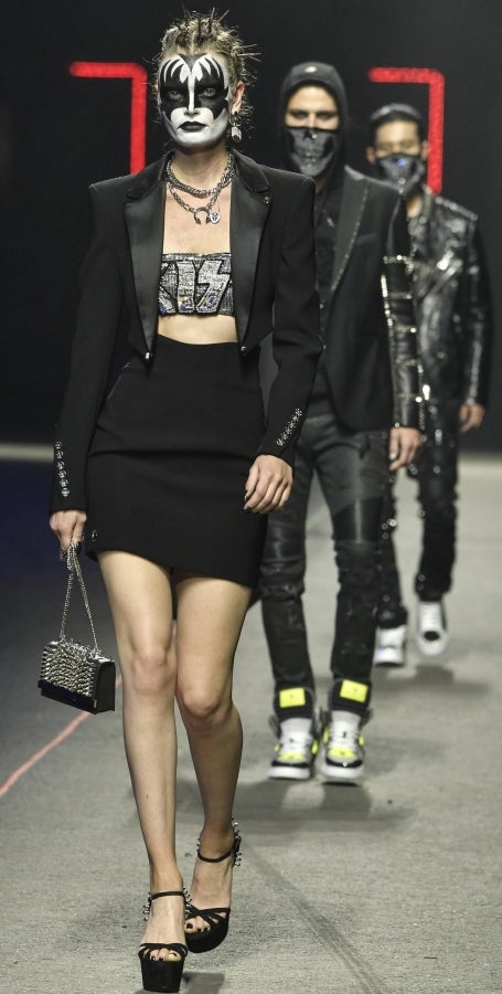 El diseñador Philipp Plein no deja a nadie indiferente con sus creaciones y puestas en escena. En su último desfile, el alemán ha querido dejar huella, de fuego y ceniza, y marcar un antes y después en Milan, la ciudad de la moda italiana.