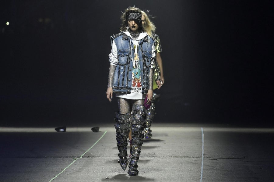 El diseñador Philipp Plein no deja a nadie indiferente con sus creaciones y puestas en escena. En su último desfile, el alemán ha querido dejar huella, de fuego y ceniza, y marcar un antes y después en Milan, la ciudad de la moda italiana.