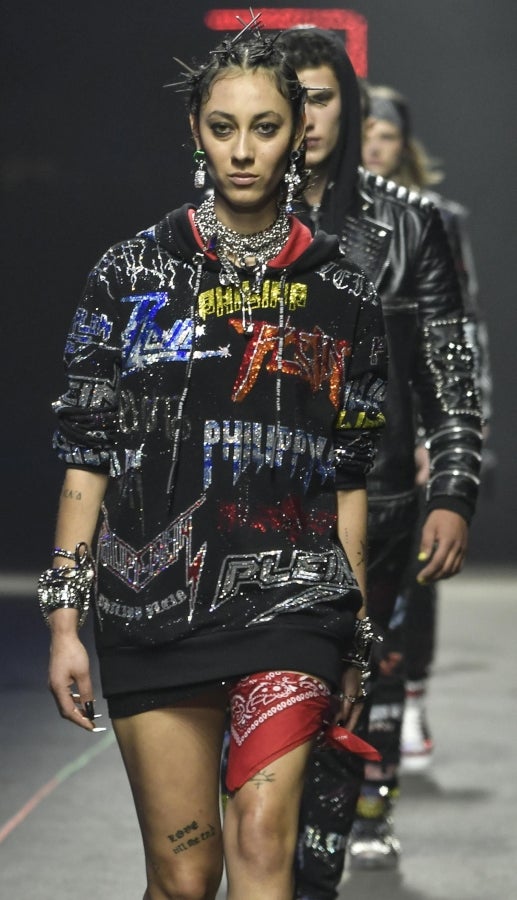 El diseñador Philipp Plein no deja a nadie indiferente con sus creaciones y puestas en escena. En su último desfile, el alemán ha querido dejar huella, de fuego y ceniza, y marcar un antes y después en Milan, la ciudad de la moda italiana.