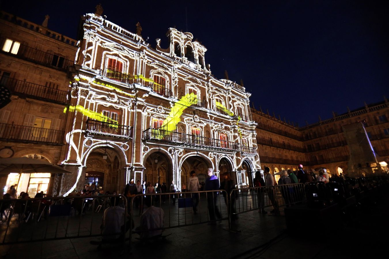 El Festival Luz y Vanguardias de Salamanca ha cerrado este domingo su cuarta edición, con la proyección durante cuatro noches de obras audiovisuales de autores consagrados y jóvenes promesas, con los edificios históricos de la ciudad castellana como lienzo.