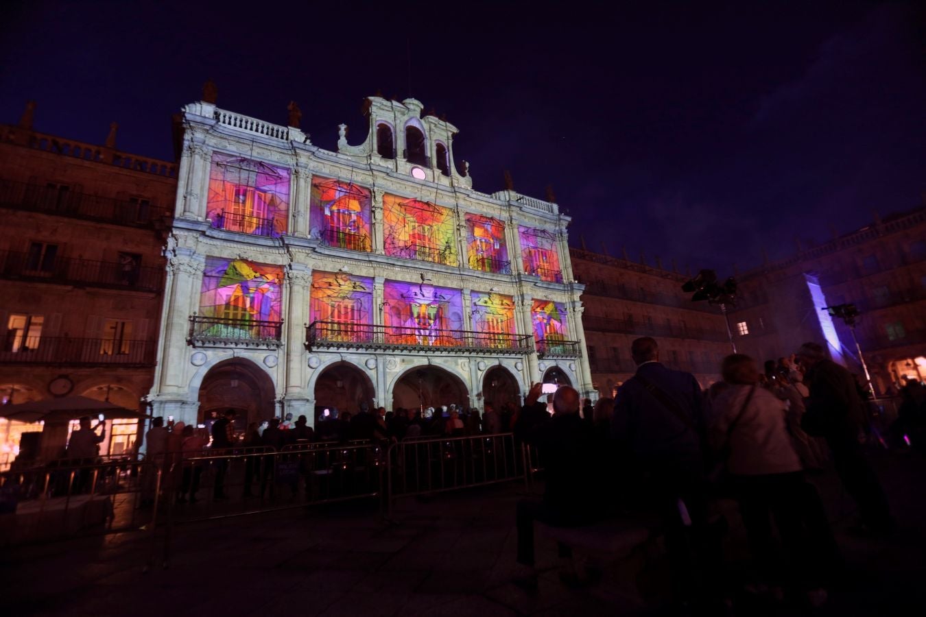 El Festival Luz y Vanguardias de Salamanca ha cerrado este domingo su cuarta edición, con la proyección durante cuatro noches de obras audiovisuales de autores consagrados y jóvenes promesas, con los edificios históricos de la ciudad castellana como lienzo.