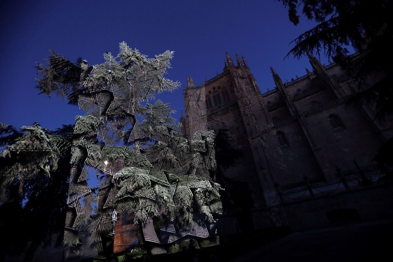 El Festival Luz y Vanguardias de Salamanca ha cerrado este domingo su cuarta edición, con la proyección durante cuatro noches de obras audiovisuales de autores consagrados y jóvenes promesas, con los edificios históricos de la ciudad castellana como lienzo.