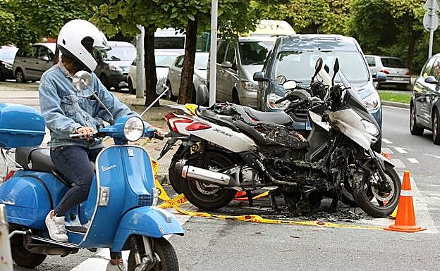 Imagen de las motos quemadas.