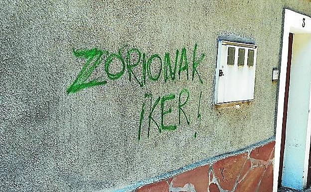 Pintada que desconocidos realizaron ayer en la casa de Aldazabal.