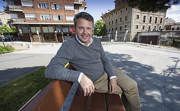 Santano, sentado en la plaza Gain Gainean, detrás del Ayuntamiento de Irun.