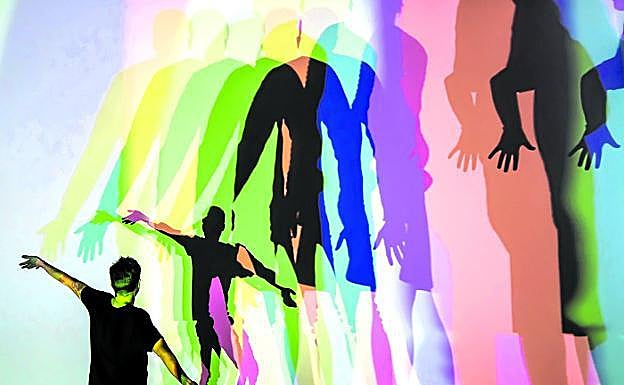 'Tu incierta sombra (color)', obra de Olafur Eliasson, que juega con los sentidos del espectador. 