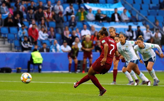 Parris dispara un penalti contra Argentina