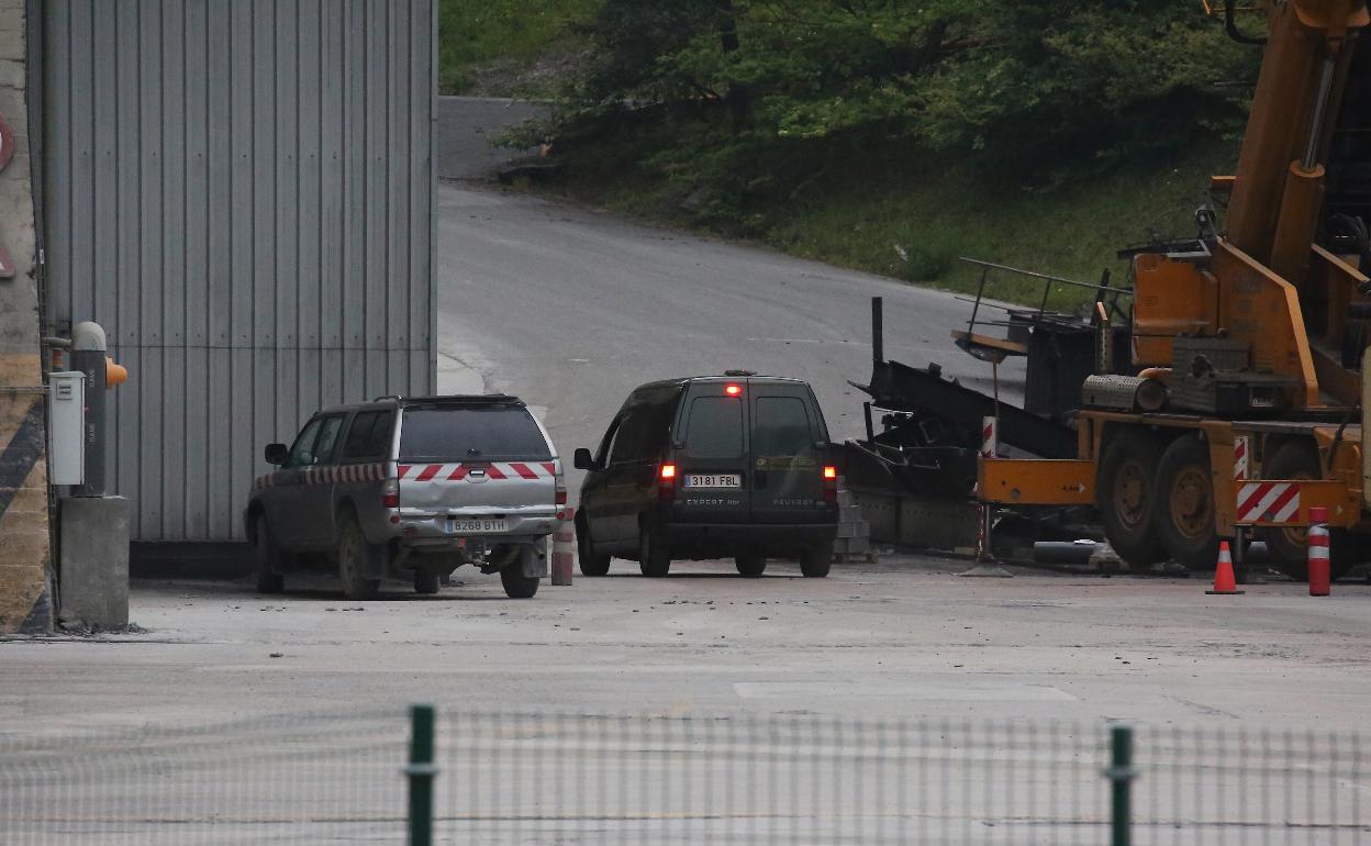 El vehículo se ha precipitado al recinto que pertenece a la empresa Cementos Rezoaque desde una carretera anexa a esta.