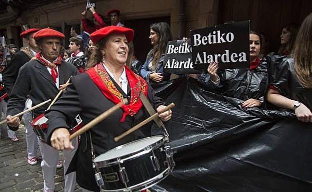 Imagen del paso de Jaizkibel por la calle Mayor de Hondarribia el año pasado.