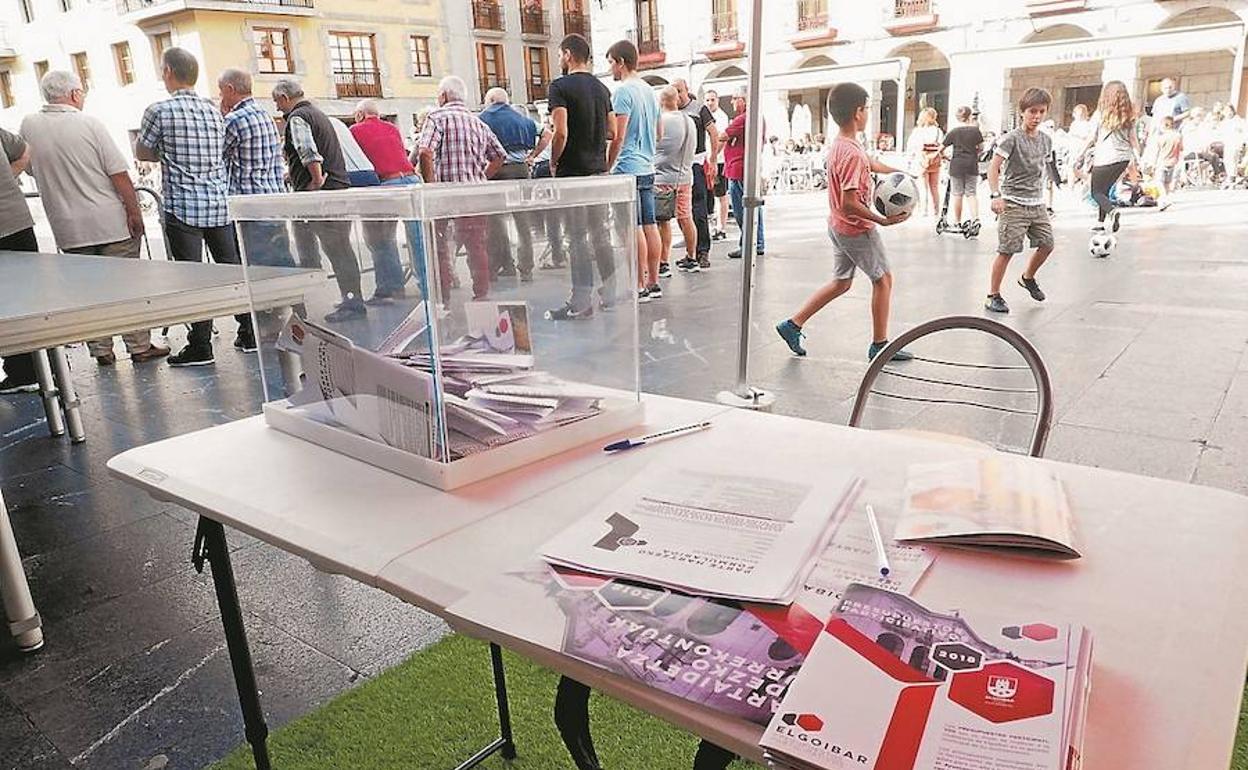 Carpa. Urna instalada en Kalegoen durante los presupuestos participativos de 2018. 