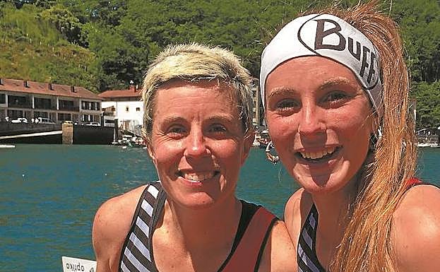 Eli y Ane Pescador sonríen en la tosta de la Madalen tras su victoria el sábado en Pasai Donibane.