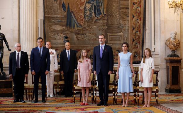 El monarca acompañado de doña Letizia, de sus hijas y del presidente del Gobierno esta mañana en el Palacio Real. 