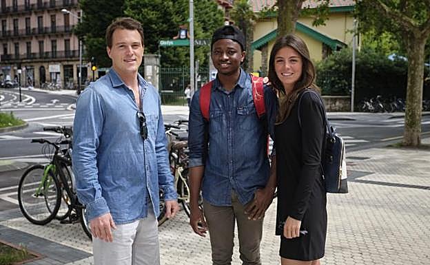 Guillermo Boned, Alhaji Gbla y Tánit Esnal junto al parque de Cristina Enea, en Donostia, tras las clases de castellano de Alhaji. 