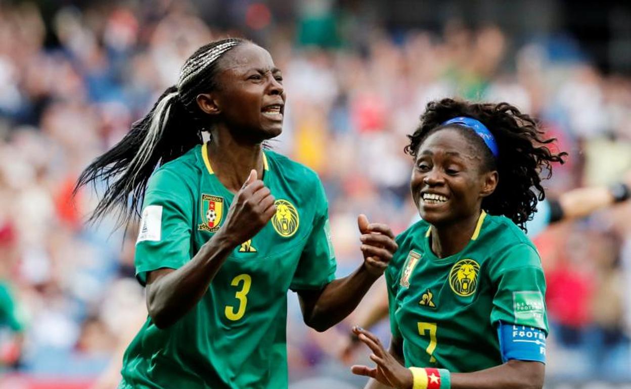 Las futbolistas de Camerún celebran el gol de la victoria. 