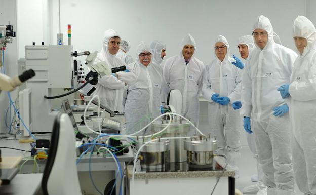 Imagen de archivo de la inauguración de un laboratorio de nanotecnología en Ikerlan 