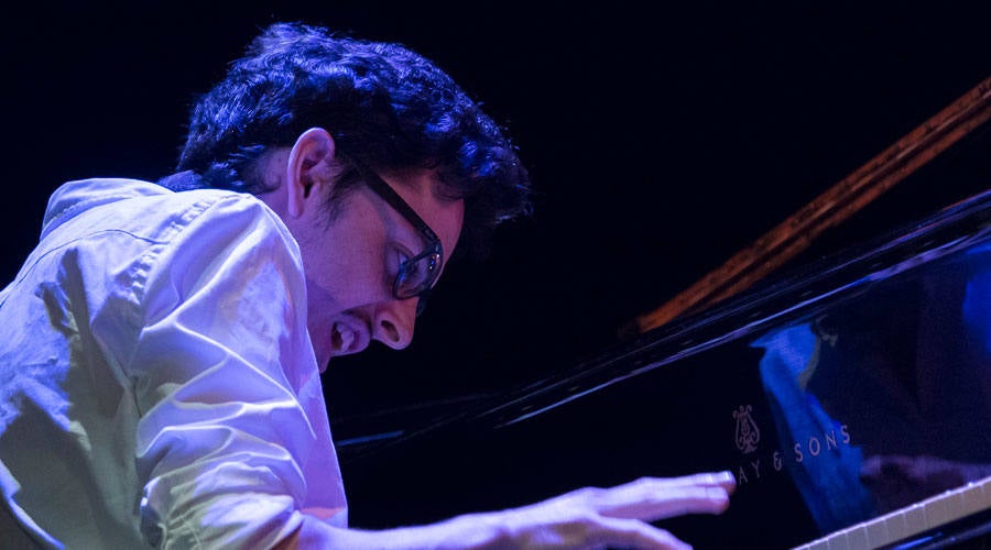 El pianista y compositor, Adrien Brandeis tocará en el Espacio Frigo a las 22.15 horas.