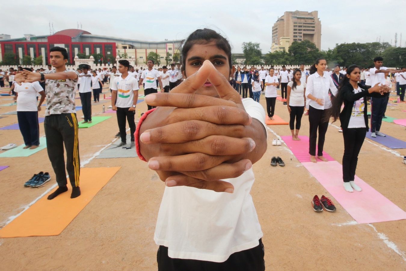 Este viernes se ha celebrado el Día Internacional del Yoga en todas las partes del mundo. Desde 2014 la ONU oficializó el 21 de junio como el Día Internacional del Yoga y cada vez son más las personas que participan. Actualmente más de 500 millones de personas practican yoga en el mundo. Una disciplina que suma adeptos gracias a la cantidad de beneficios que aporta en mente y cuerpo. 