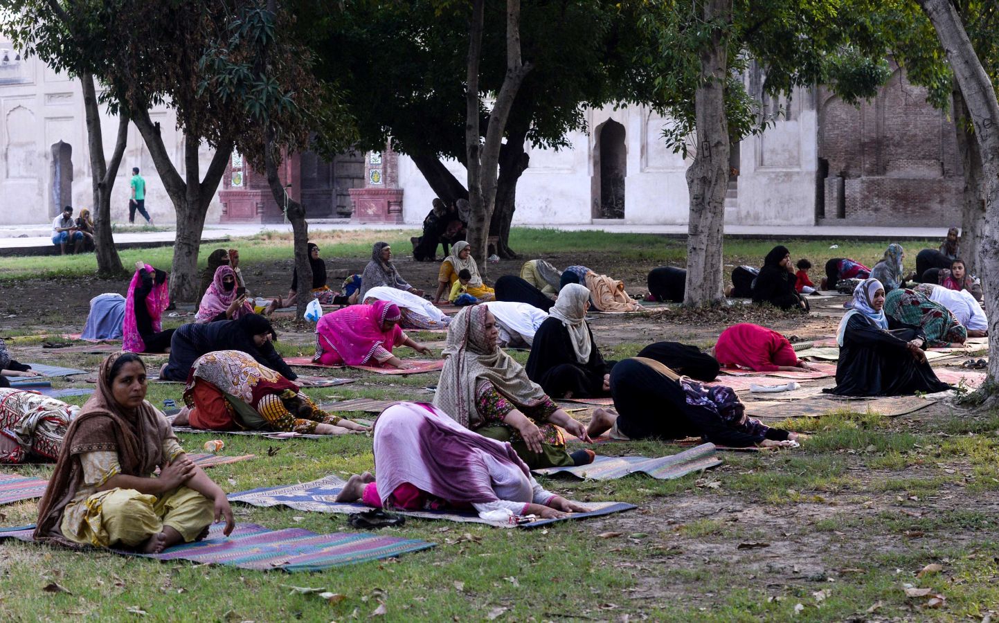 Este viernes se ha celebrado el Día Internacional del Yoga en todas las partes del mundo. Desde 2014 la ONU oficializó el 21 de junio como el Día Internacional del Yoga y cada vez son más las personas que participan. Actualmente más de 500 millones de personas practican yoga en el mundo. Una disciplina que suma adeptos gracias a la cantidad de beneficios que aporta en mente y cuerpo. 