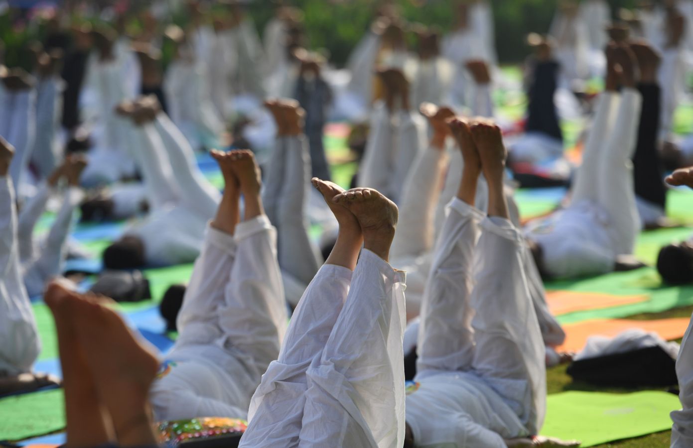 Este viernes se ha celebrado el Día Internacional del Yoga en todas las partes del mundo. Desde 2014 la ONU oficializó el 21 de junio como el Día Internacional del Yoga y cada vez son más las personas que participan. Actualmente más de 500 millones de personas practican yoga en el mundo. Una disciplina que suma adeptos gracias a la cantidad de beneficios que aporta en mente y cuerpo. 